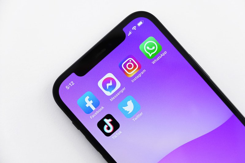 How to Pay Designers Abroad Safely: Avoid Fraud, Scams and Fees 4 unsplash image 8620d415a0968ebb5271f2d97be6ccd6 800