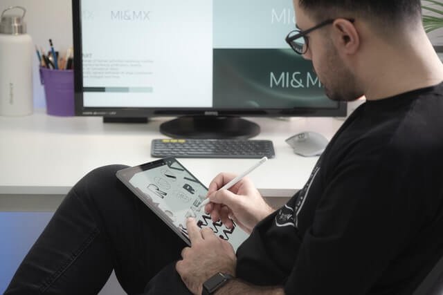 UX and UI Design: What's the Difference? 4 UX and UI design differs in practice but both are crucial for the success of your product.